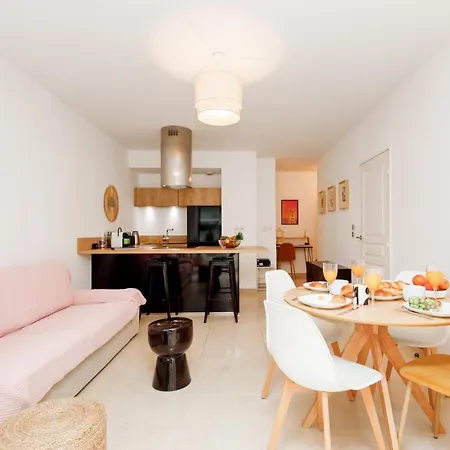 Victoria Yourhosthelper