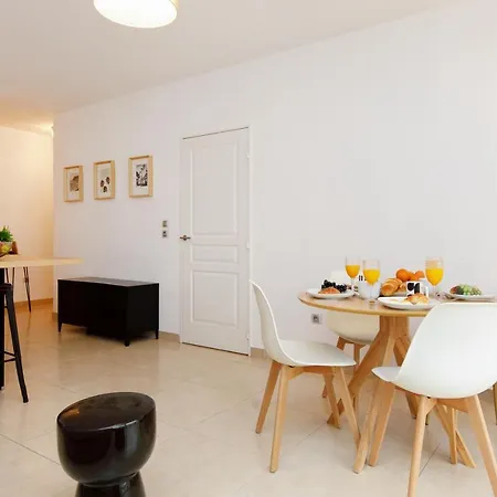 Victoria Yourhosthelper